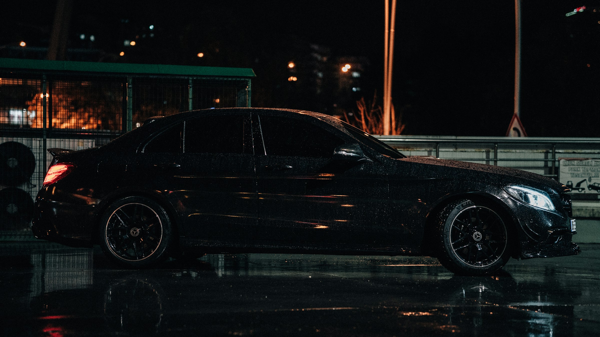 Crni premium sedan na putu, ilustrativna fotografija